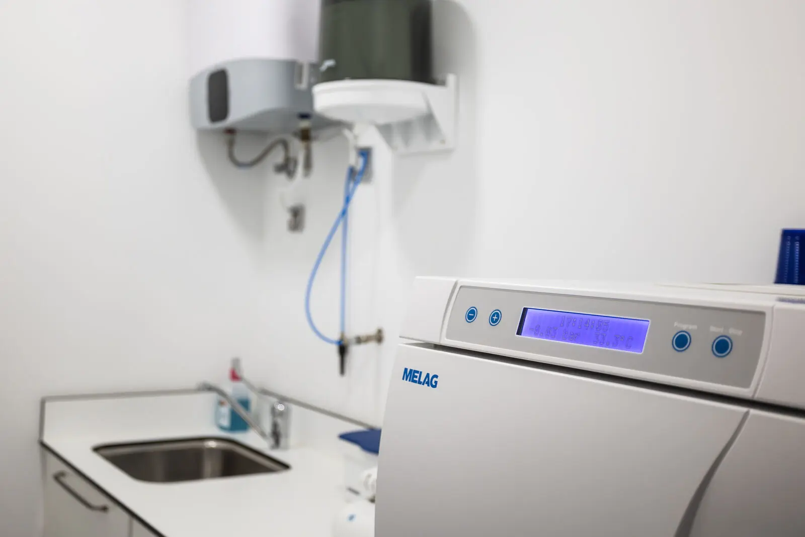 Autoclave de esterilización en la zona de lavado de la clínica