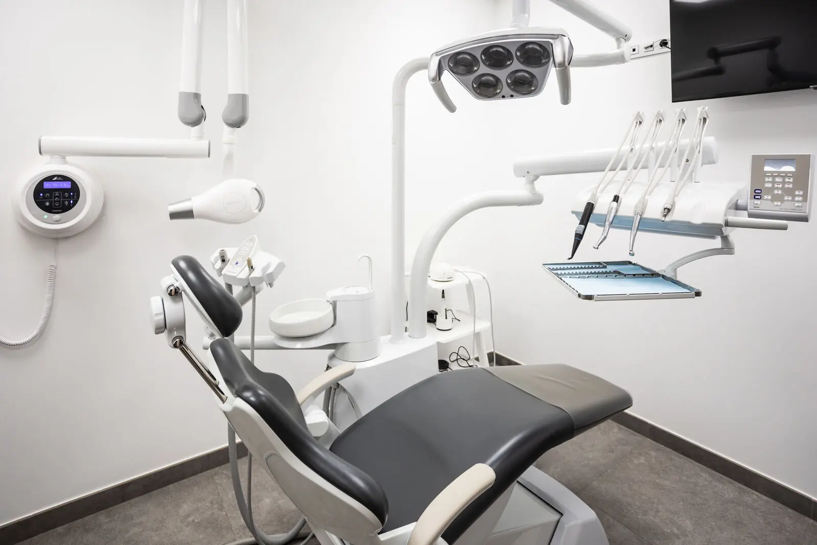 Gabinete de la clínica: el sillón dental con la lámpara, el instrumental y el monitor