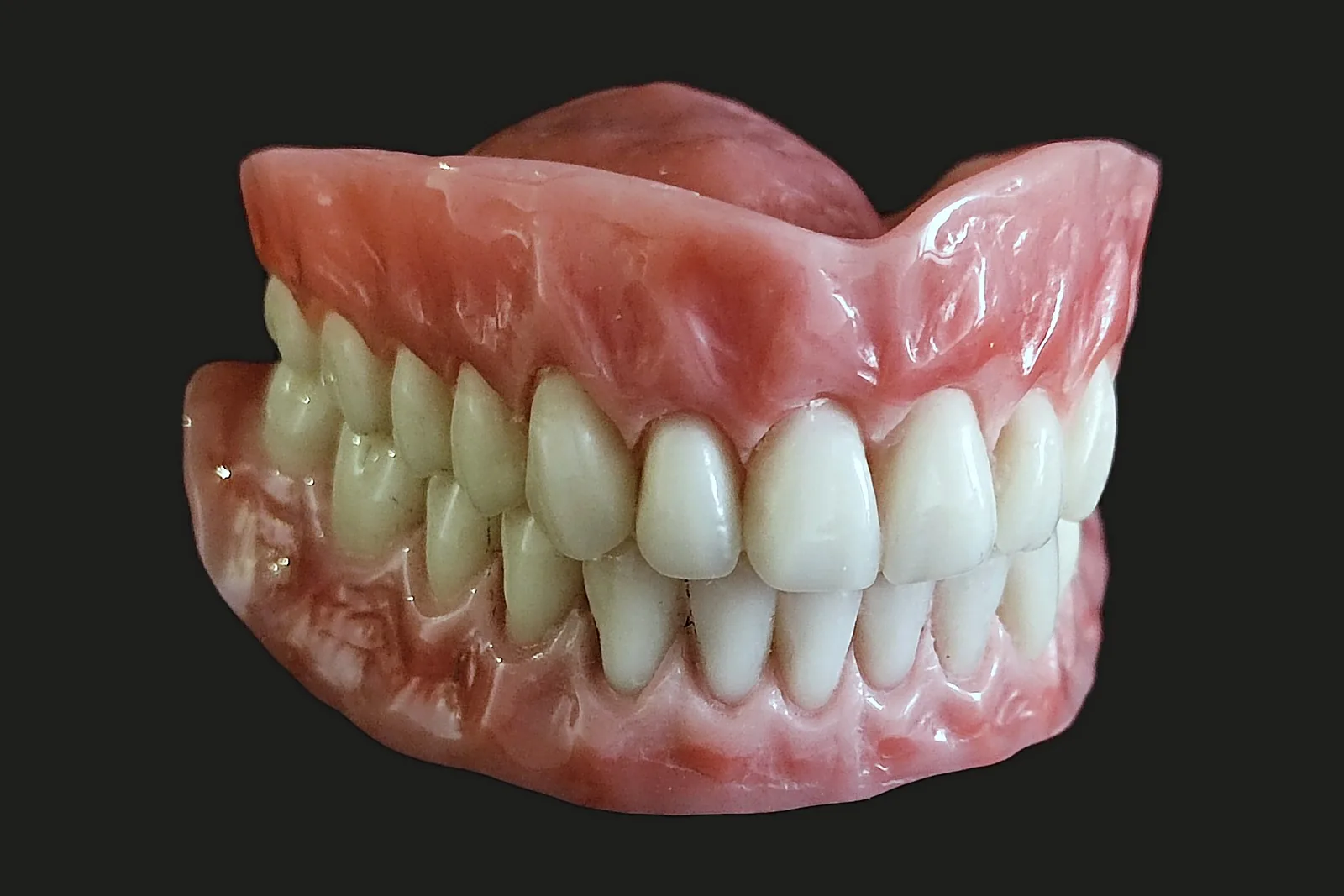 Dentadura completa superior e inferior, con encía de resina rosa